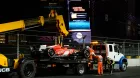 La grúa recoge el coche de Carlos Sainz en Las Vegas tras el accidente