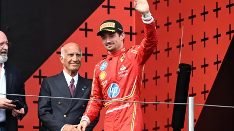 Charles Leclerc en el podio de Imola