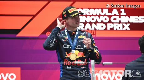 Max Verstappen en el podio del GP de China tras su victoria