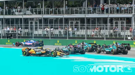 Salida del Sprint de Miami, con Norris, Hamilton, Stroll y Alonso como protagonistas por el toque que se produjo