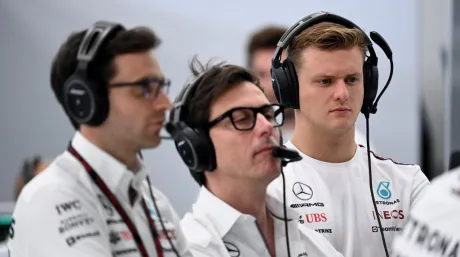 Mick Schumacher y Toto Wolff en el box de Mercedes