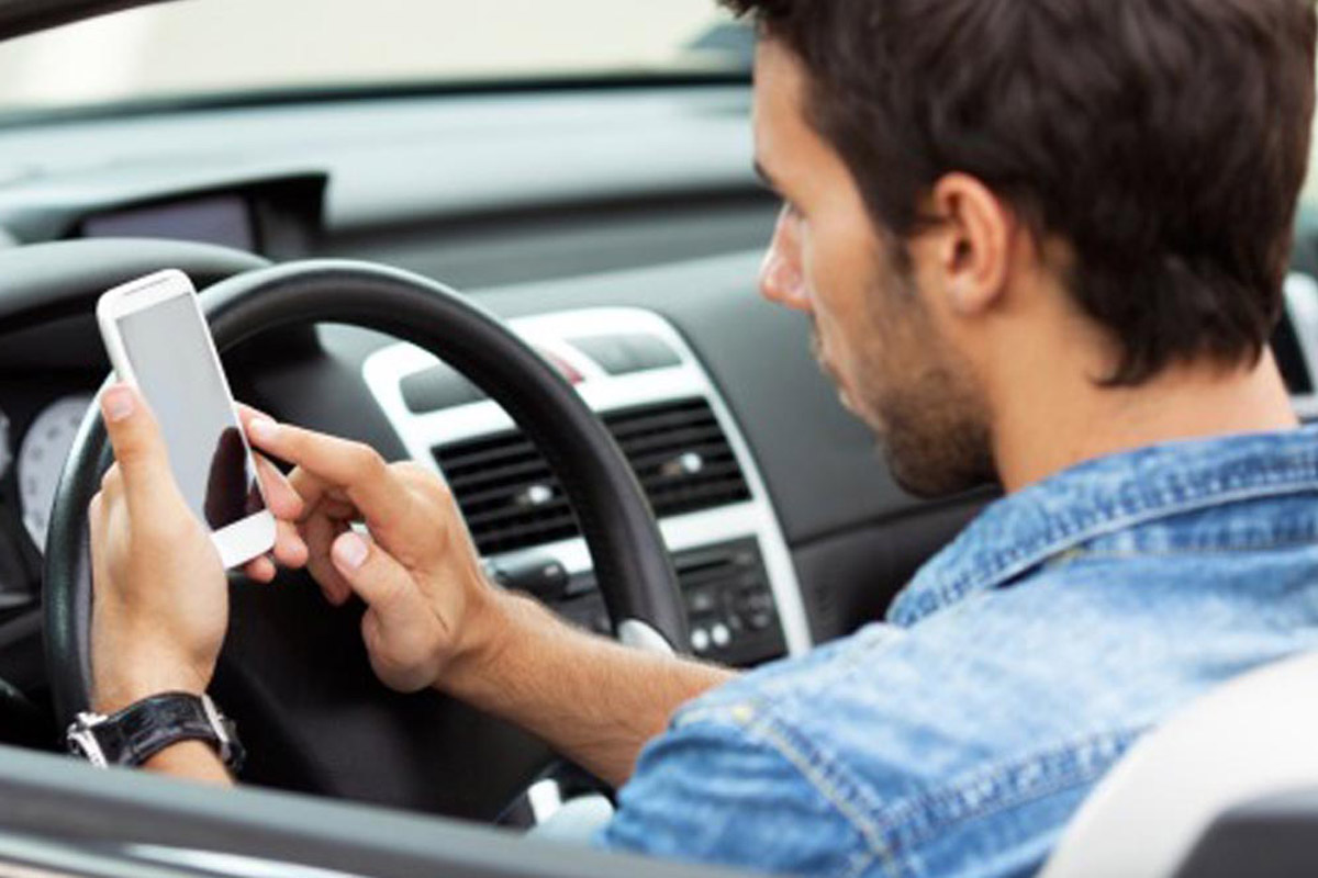 Usuarios de smartphones lo usan mientras conducen