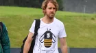 Sebastian Vettel con una camiseta de abejas.