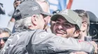 Carlos Sainz abraza a su hijo tras ganar el Dakar 2024