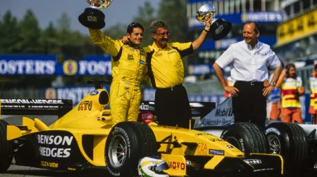 Eddie Jordan y Giancarlo Fisichella celebran en la victoria de Brasil en Imola