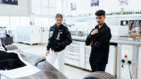 Emma Raducanu y Pascal Wehrlein en la fábrica de Porsche