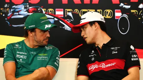 Fernando Alonso y Guanyu Zhou conversan durante la rueda de prensa del GP de Austria del año pasado