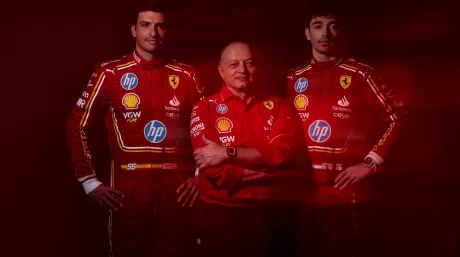 Carlos Sainz, Charles Leclerc y Frédéric Vasseur con el logo de HP en su indumentaria