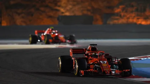 Vettel_Raikkonen_Barein_2018_viernes_noche_soy_motor.jpg
