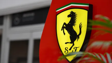 Ferrari retira un cartel promocional por mostrar como fondo un lugar sagrado musulmán - SoyMotor.com