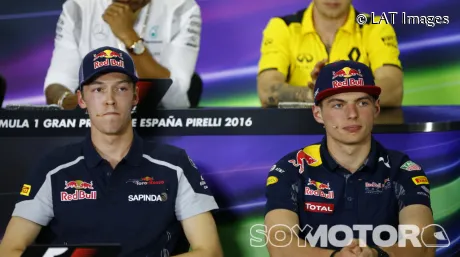 Verstappen y Kvyat en el GP de España 2016.
