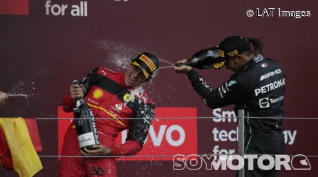 Lewis Hamilton y Carlos Sainz en el podio de Silverstone 2022