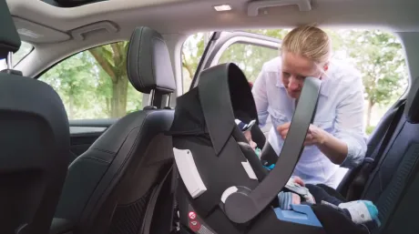 Los peligros de dejar a un bebé encerrado en un coche bajo el sol - SoyMotor.com