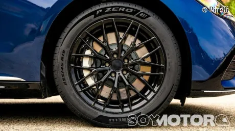 El Pirelli P Zero E obtiene el precmio de 'Neumático del Año' en los Automobile Awards - SoyMotor.com
