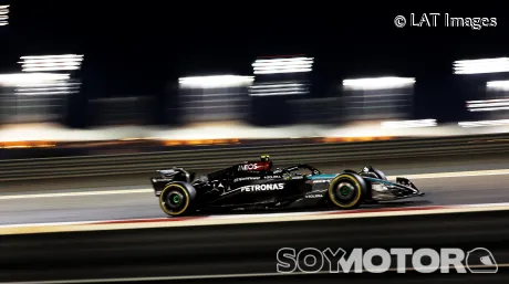 Lewis Hamilton en Baréin durante el segundo día de test de pretemporada