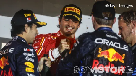 Carlos Sainz, Max Verstappen y Sergio Pérez en el podio de Baréin