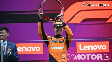Lando Norris en el podio del GP de China 