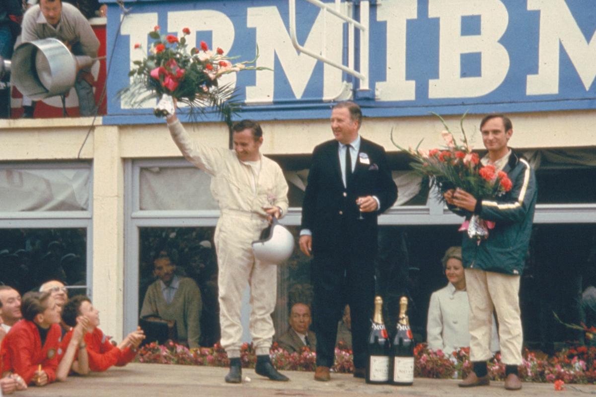Bruce McLaren, Henry Ford II y Chris Amon en el podio - 24 Horas de Le Mans 1966