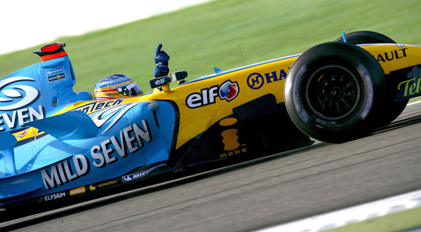 Fernando Alonso gana por primera vez con los motores V8 en Baréin 2006