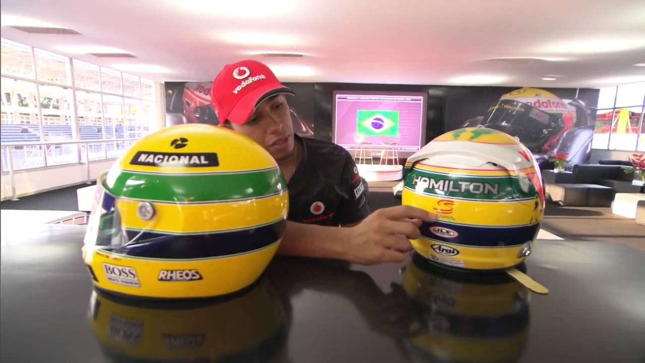 Hamilton con el casco y Senna