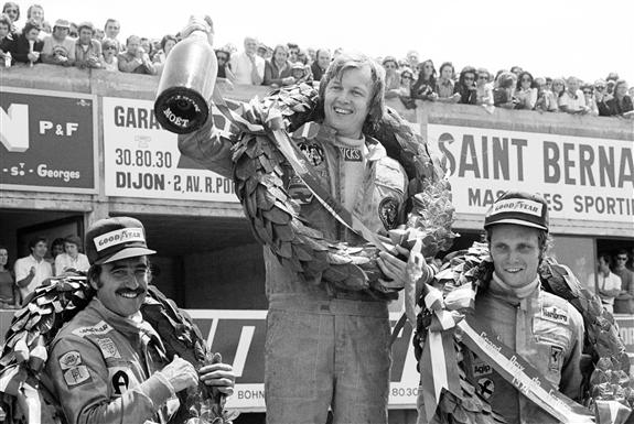 Peterson celebra la victoria en Prenois con Regazzoni y Lauda en el podio (1974)