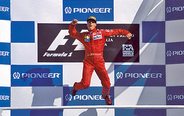 Salto de Michael Schumacher en el podio
