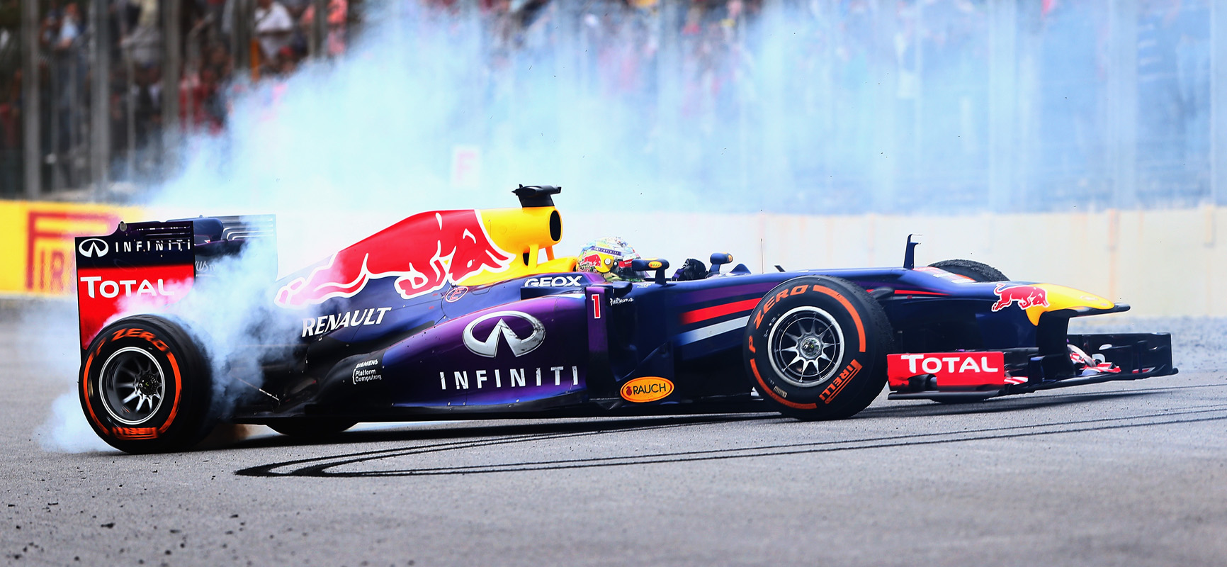 Sebastian Vettel celebra con unos donuts el final de 2013 y su cuarto mundial