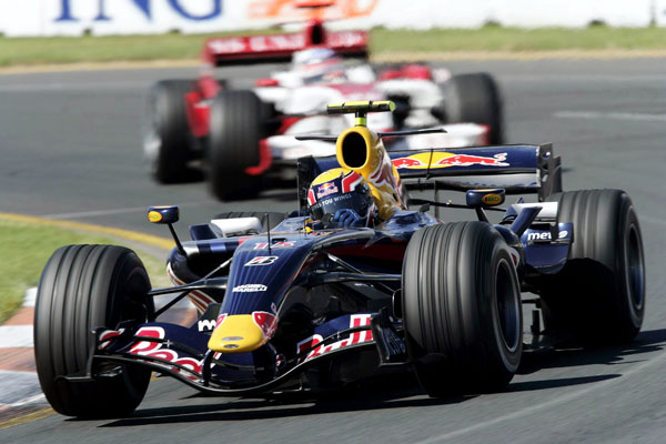 Mark Webber con el Red Bull RB3 en su primer año con el motor Renault (2007)