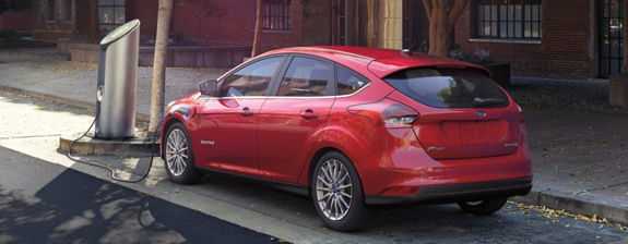 the-2016-ford-focus-electric-vehicle-at-a-charging-point-image-courtesy-of-ford-e1462174378451.jpg
