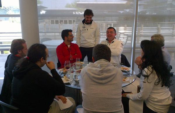 Alonso con la prensa española