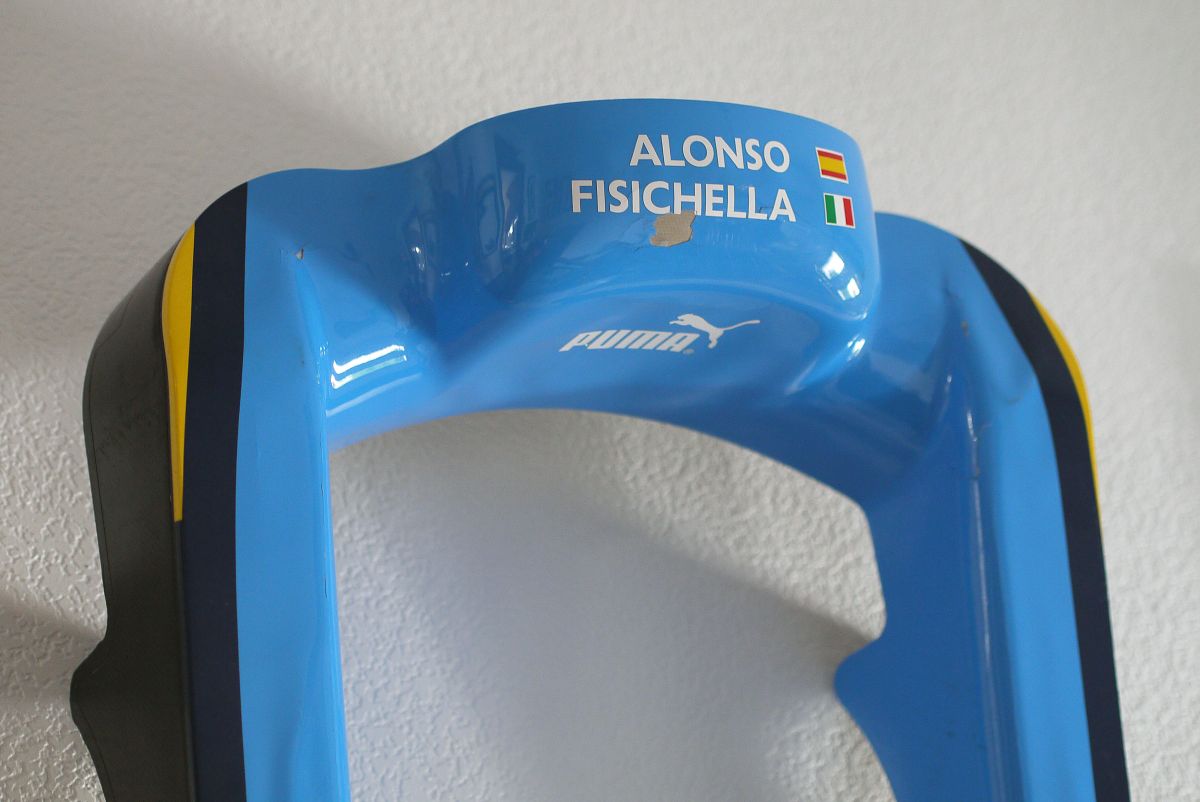 alonso-fisichella-renault-f1-2006-headrest.jpg