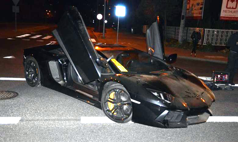 Un Lamborghini Aventador aparece abandonado en medio de la calle |  