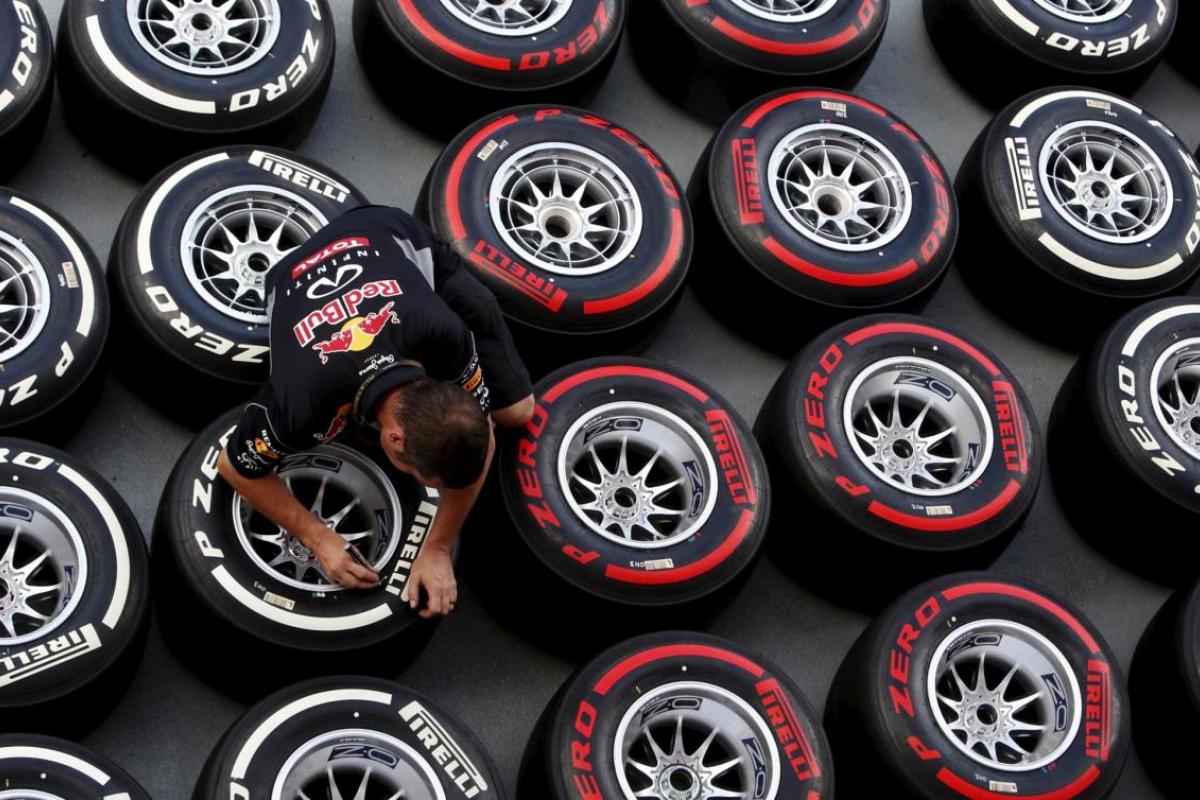Red tyre. Формула 1 Crew.