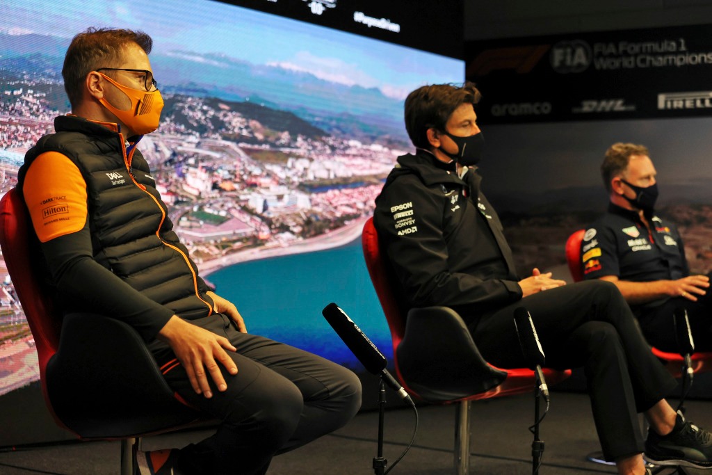 McLaren-Reifen von Mercedes-Red Bull Wortgefecht: „Man muss Respekt haben“