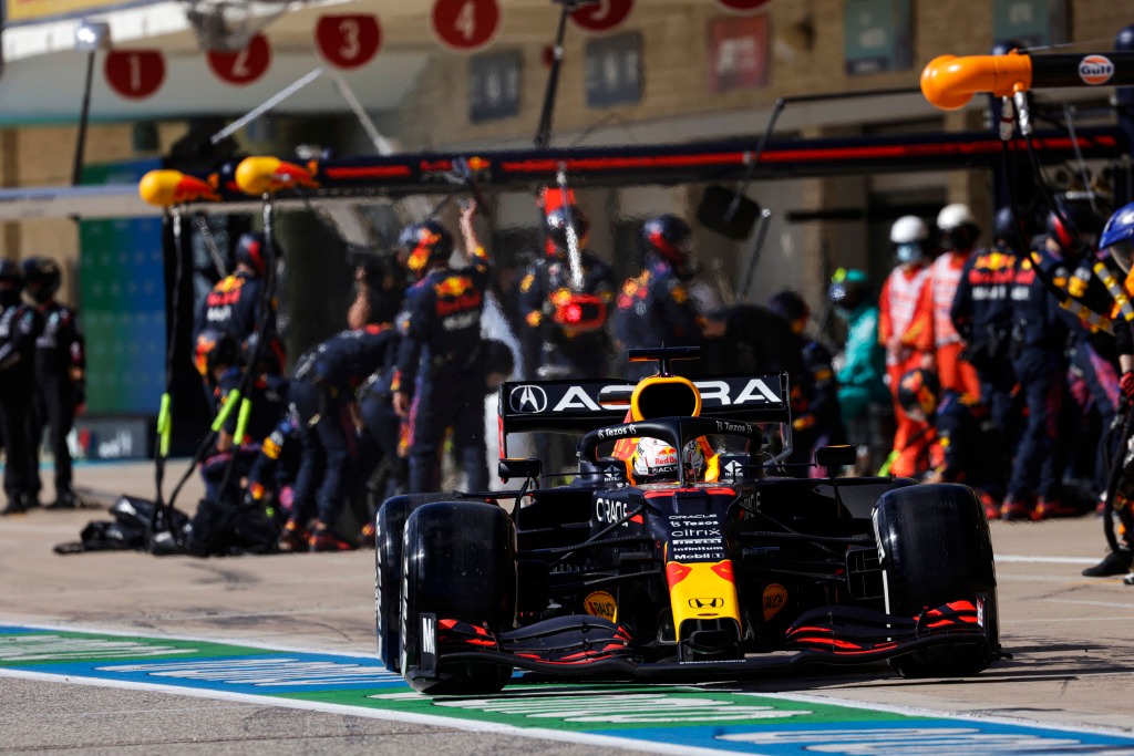 Red Bull gana la batalla estratégica a Mercedes... por partida doble |  SoyMotor.com