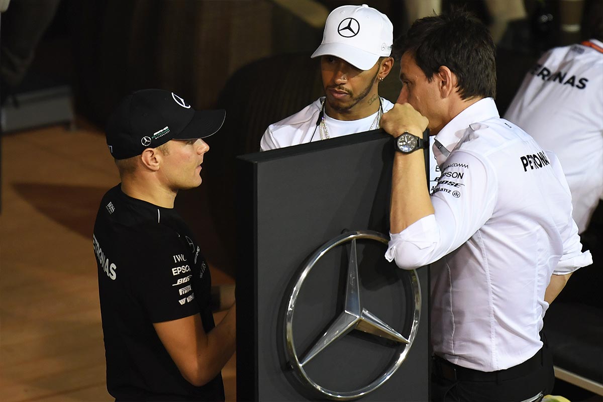 Hamilton y Alonso firman la paz con una gorra de Mercedes F1