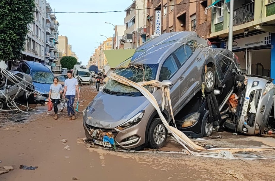 Vehículos afectados en la vía que une Valencia con Benetusser, Albal y Picanya