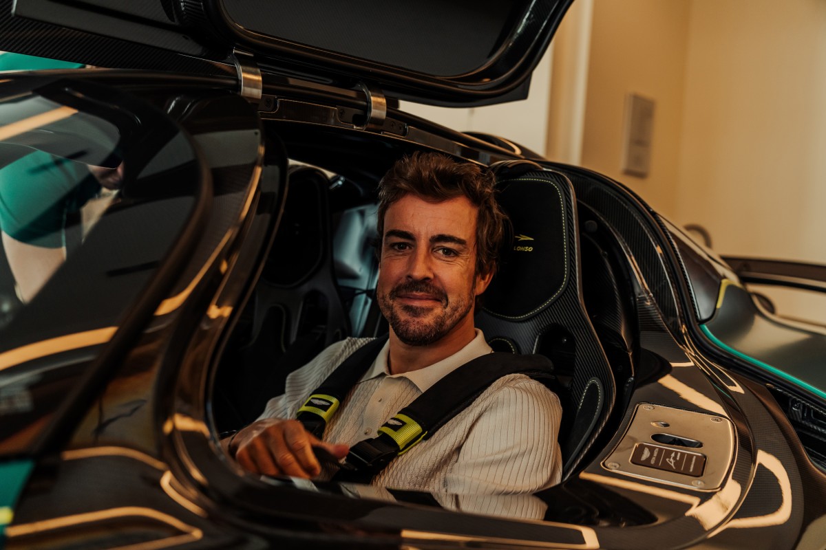 Fernando Alonso con su Aston Martin Valkyrie