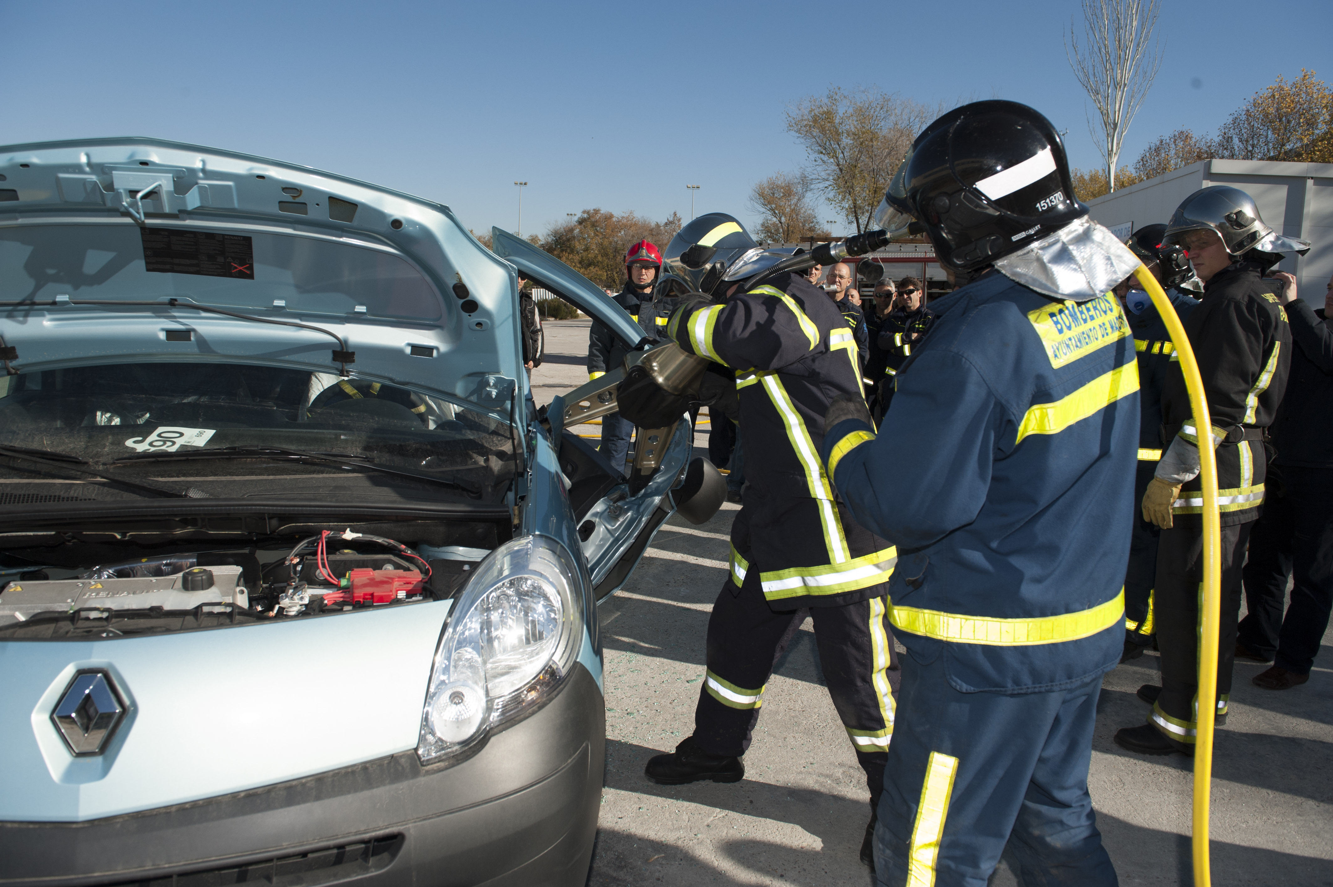 Bomberos practicando las tareas de excarcelación en un coche eléctrico -SoyMotor.com