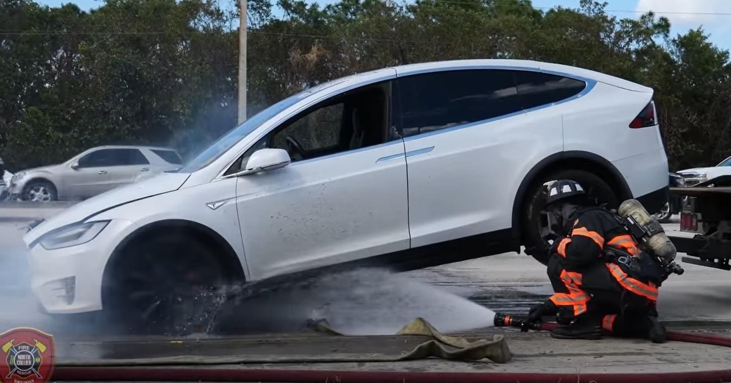 Bomberos actuando en la extinción de un Tesla.