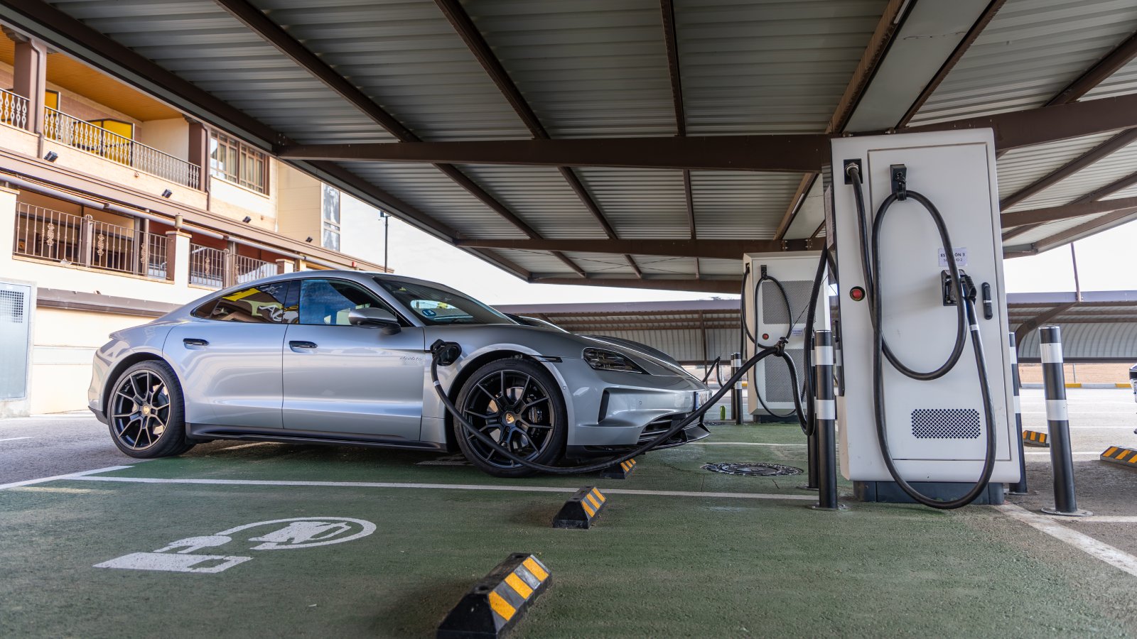 Viajar con un Porsche eléctrico por España - SoyMotor.com