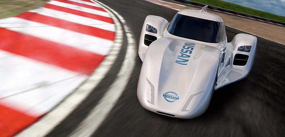 El Nissan Zerod, nacido del un proyecto de Indycar realizado por Panoz, tenía un motor eléctrico y un generador térmico para reponer la electricidad. Panoz recuperó el proyecto pata IMSA, con motor térmico