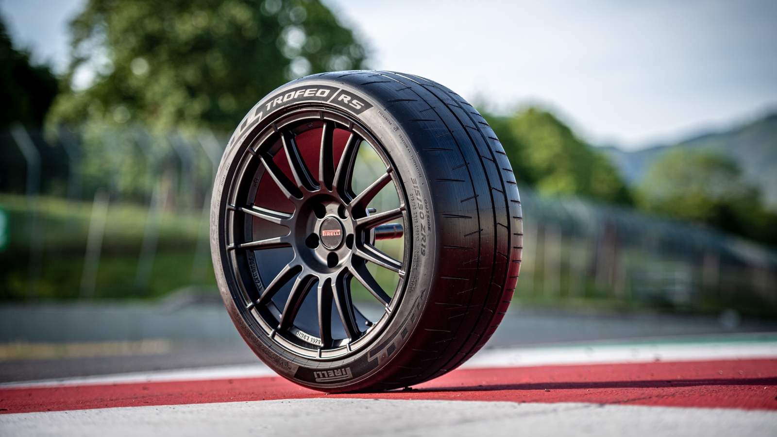 Pirelli P Zero Trofeo RS