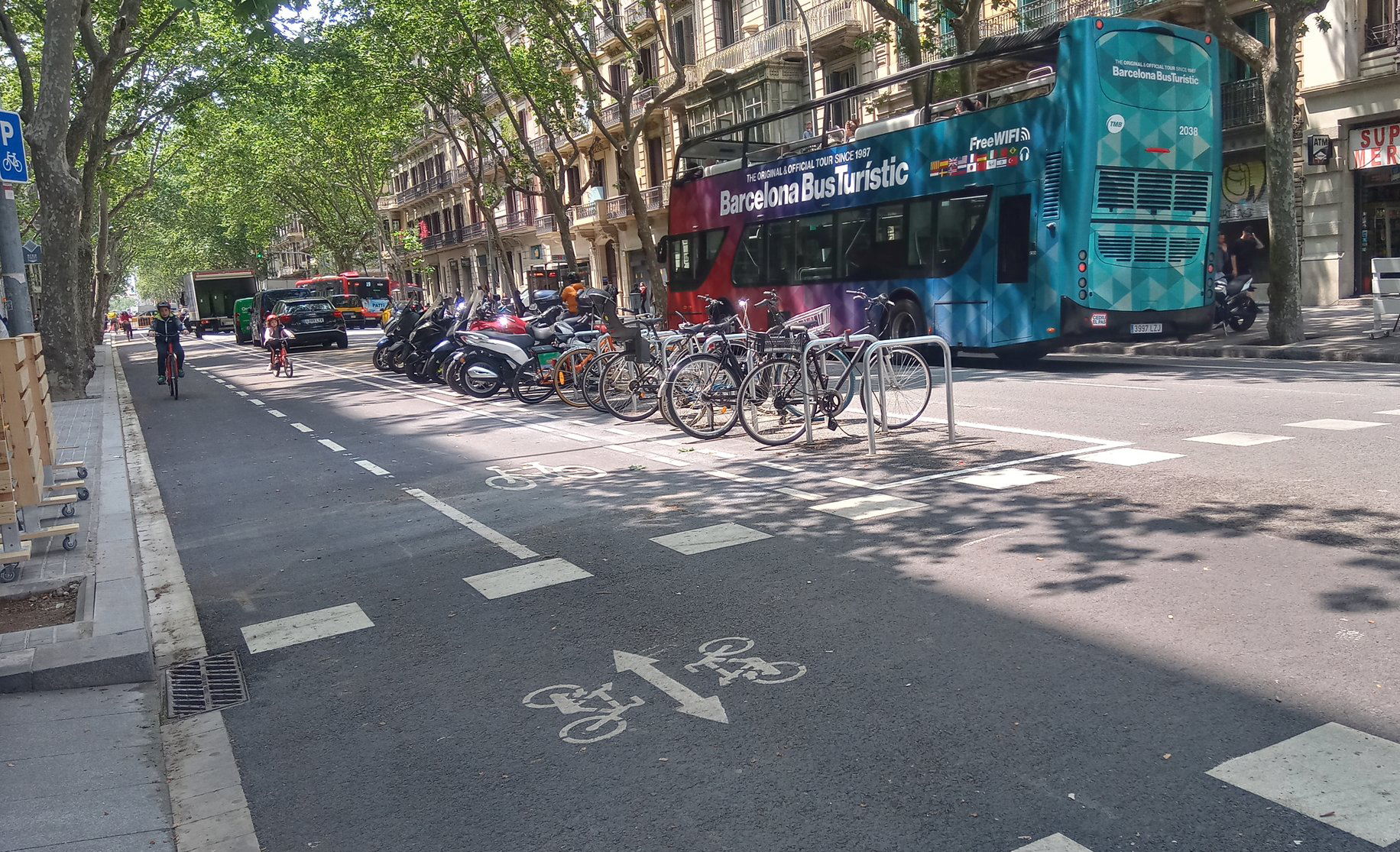 Nuevo tramo del carril bici en Barcelona en la ronda Sant Pere