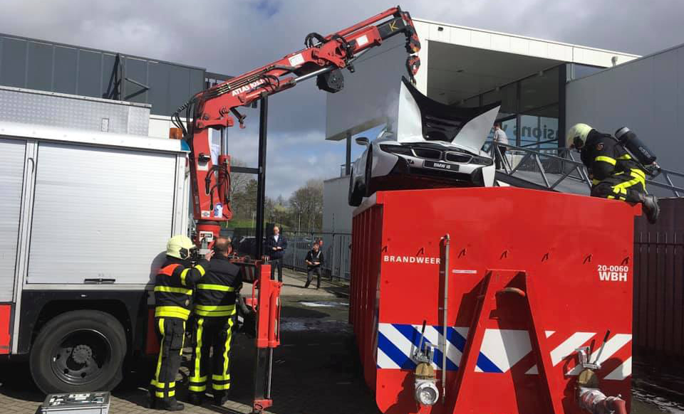 Los bomberos introdujeron un BMW i8  en un contenedor de agua tras incendiarse su batería eléctrica - SoyMotor.com