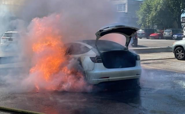 Un Tesla arde en llamas - SoyMotor.com