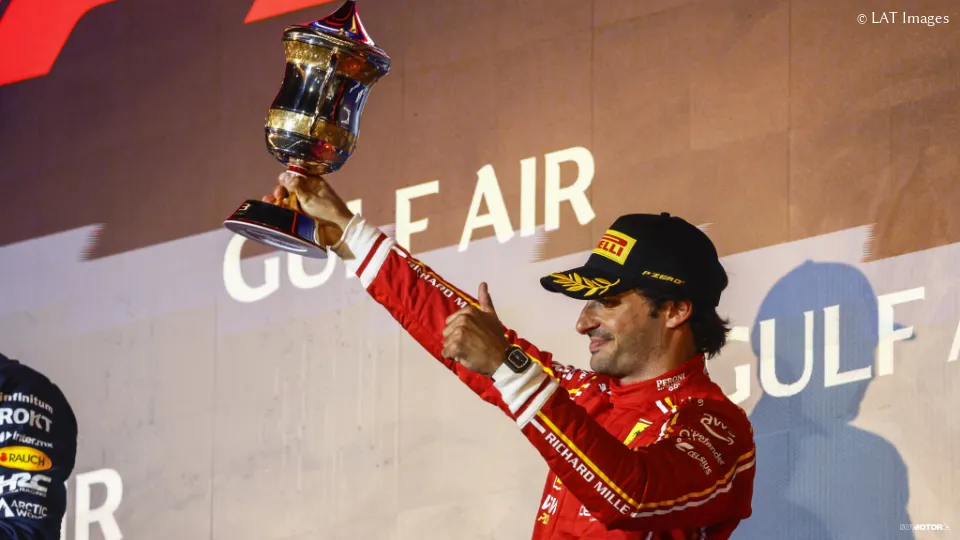 Carlos Sainz en el podio del GP de Baréin