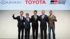 Koji Sato, en el centro de la imagen junto a otros directivos de Toyota - SoyMotor.com