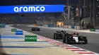Yuki Tsunoda y Fernando Alonso en Baréin