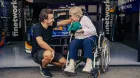 Bonito gesto de Alonso: regala una gorra firmada a la "abuela más famosa de España" - SoyMotor.com